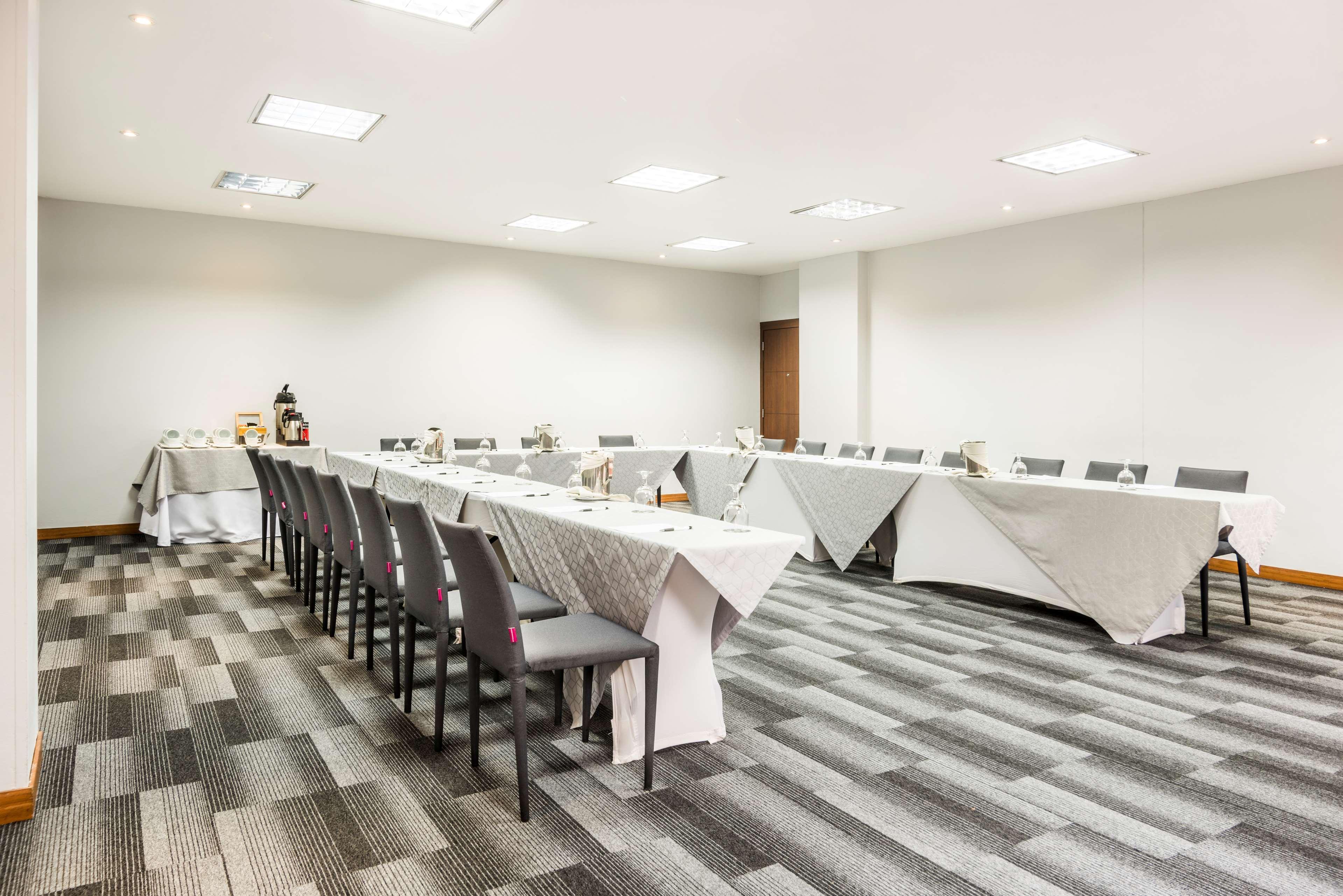 Embassy Suites by Hilton Bogotá - Rosales Exterior foto Meeting room at the Hilton Garden Inn