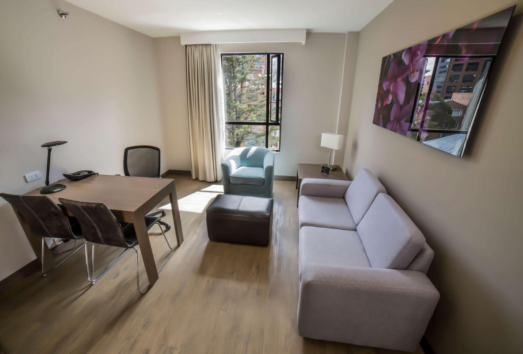 Embassy Suites by Hilton Bogotá - Rosales Exterior foto A living room in a typical apartment