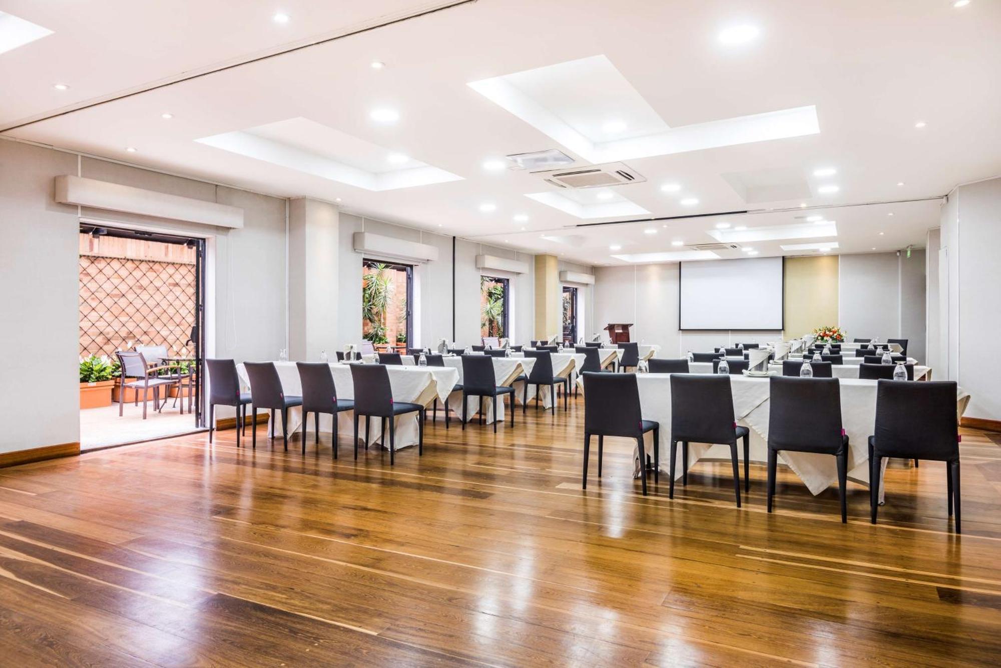 Embassy Suites by Hilton Bogotá - Rosales Exterior foto Meeting room