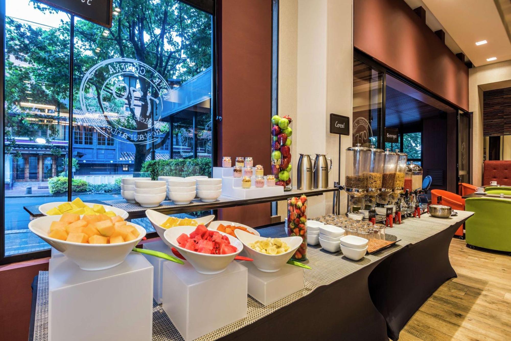 Embassy Suites by Hilton Bogotá - Rosales Exterior foto Breakfast at the hotel