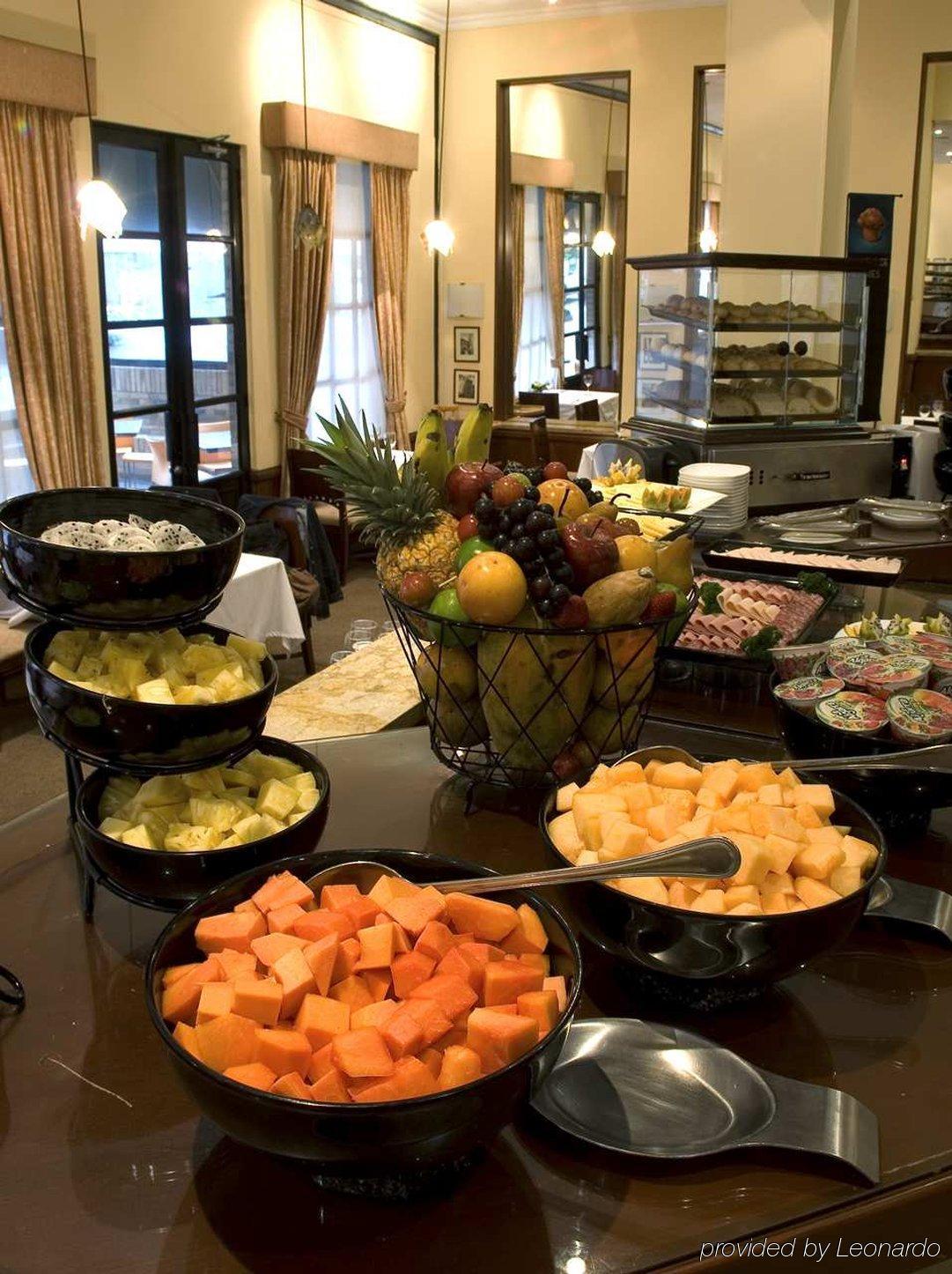 Embassy Suites by Hilton Bogotá - Rosales Restaurante foto A fruit salad buffet