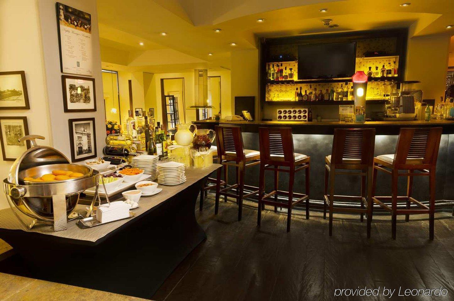Embassy Suites by Hilton Bogotá - Rosales Exterior foto The bar at the lounge