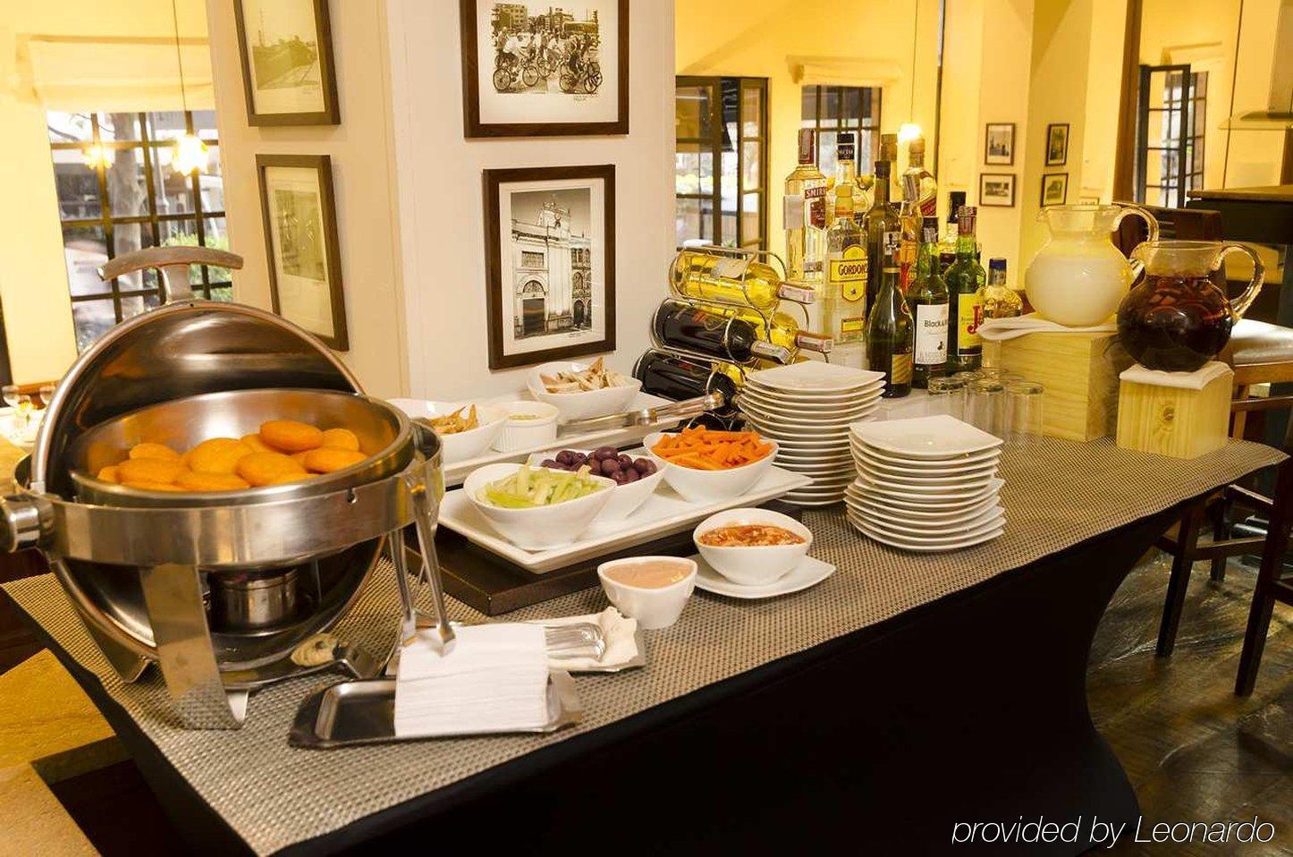 Embassy Suites by Hilton Bogotá - Rosales Exterior foto A buffet at a hotel